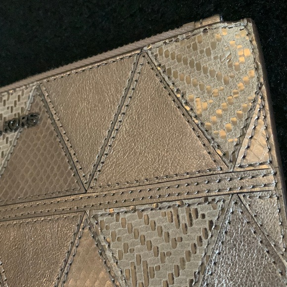 Michael Kors XL Wristlet Clutch Silver Metallic Patchwork w card slots top EUC - Picture 8 of 17